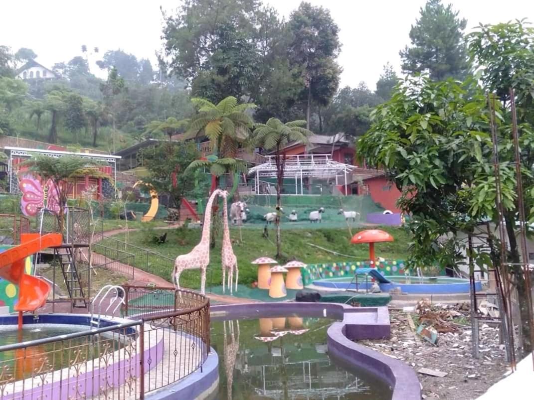 Pesona Wisata Alam Ciparay Endah *