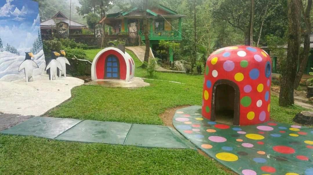 Pesona Wisata Alam Ciparay Endah Lodge *