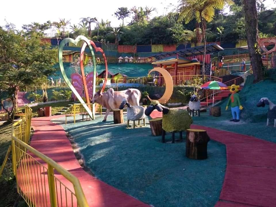 Pesona Wisata Alam Ciparay Endah