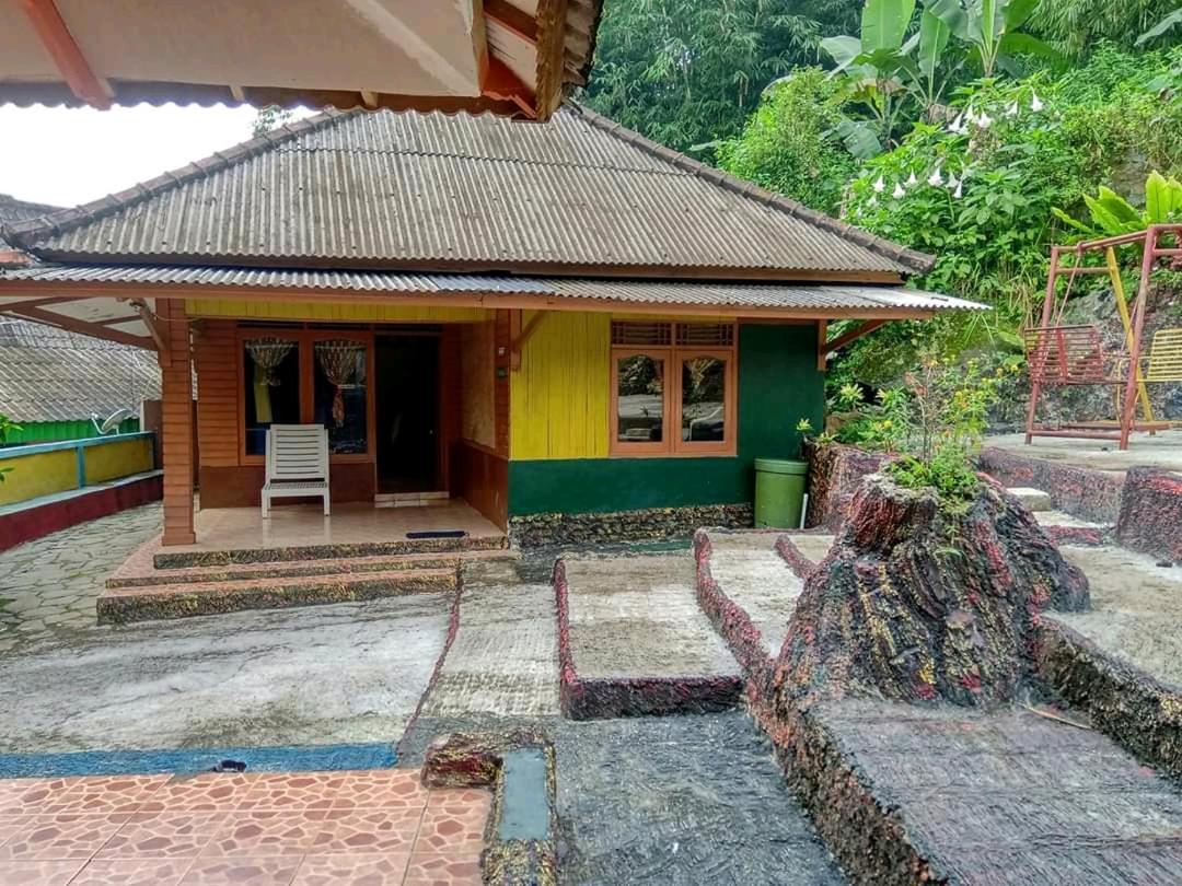 Pesona Wisata Alam Ciparay Endah *